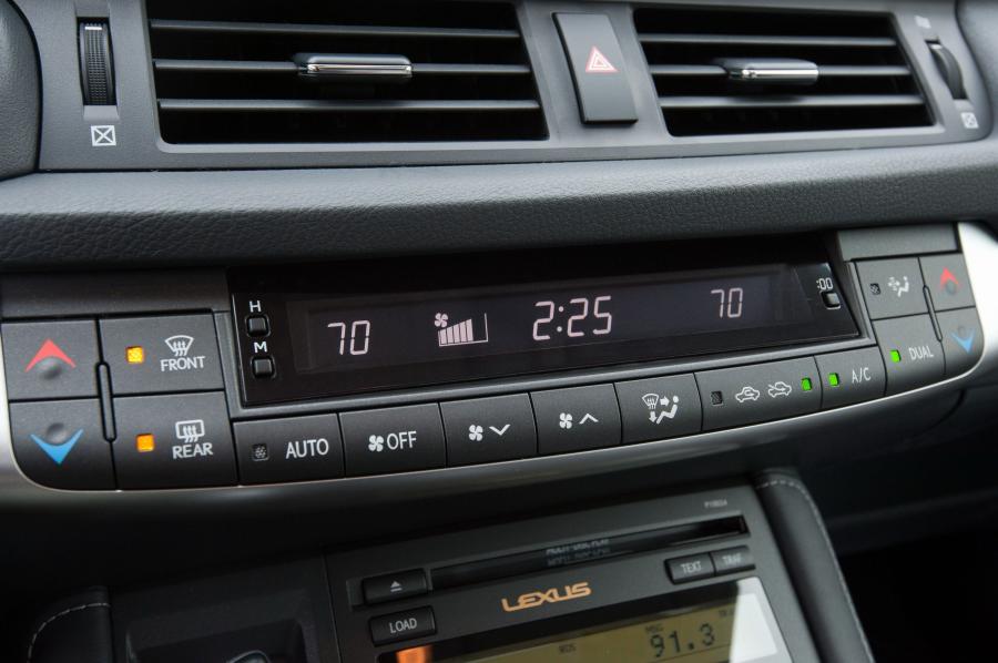  Lexus CT200h 2010 года  (фото 196 из 266)